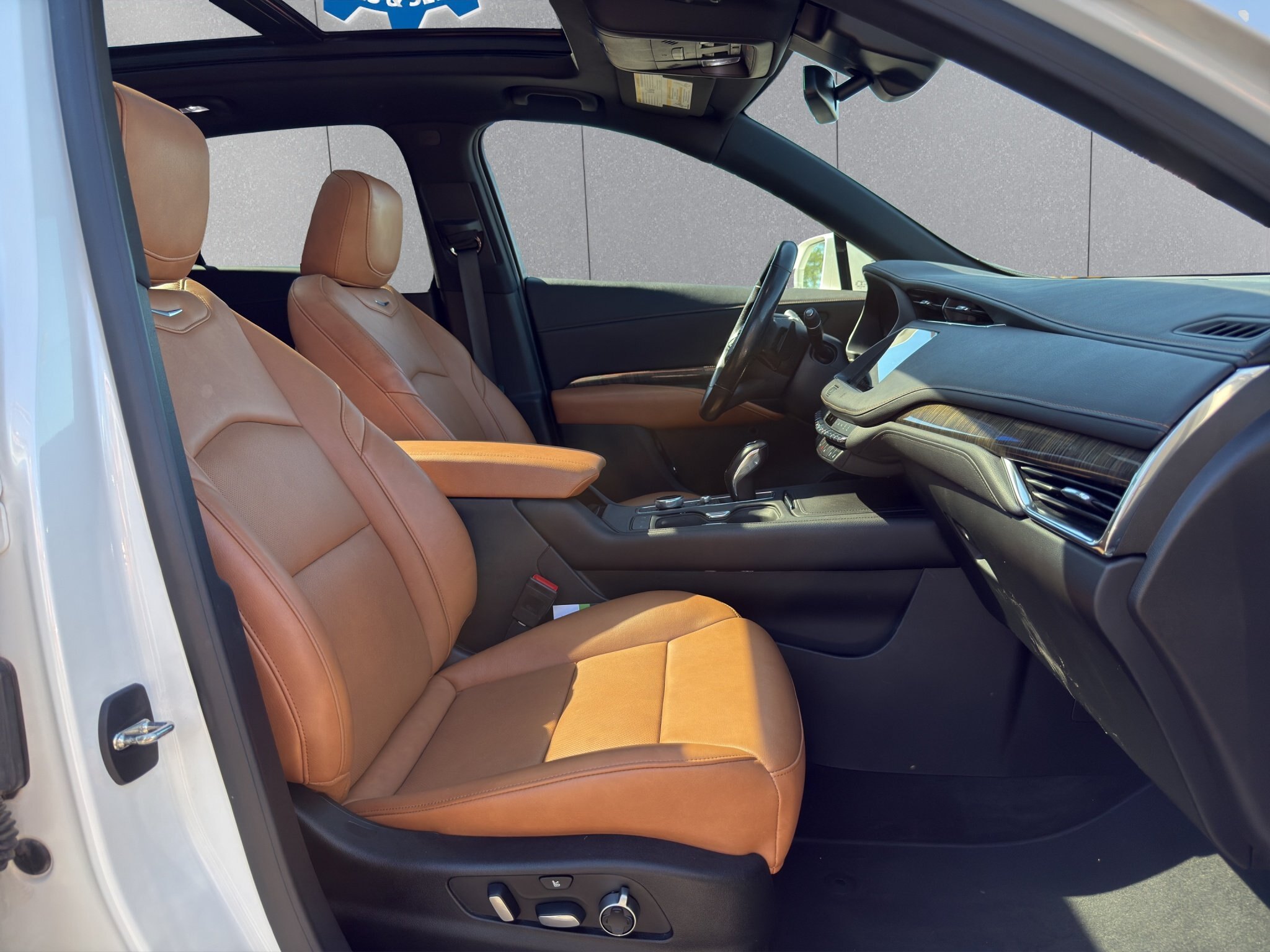 2019 CADILLAC XT4 AWD SPORT / $261.22 BIWEEKLY INCLUDING TAX / PANORAMIC SUNROOF / HEATED FRONT AND REAR SEATS