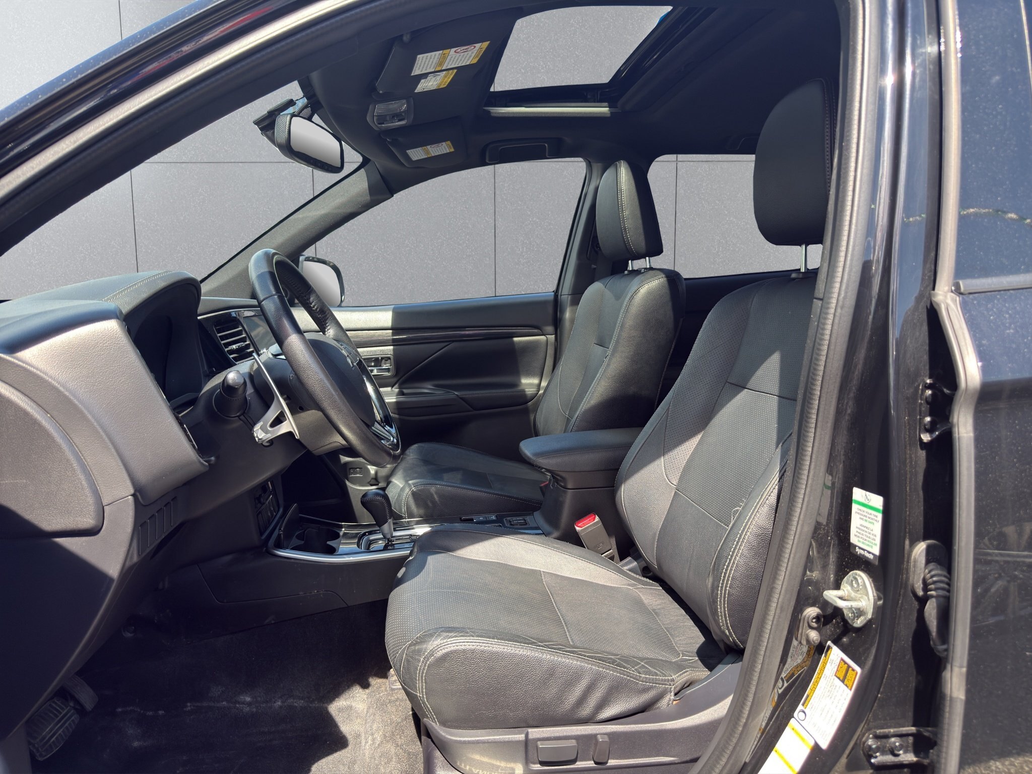 2018 MITSUBISHI OUTLANDER SE ANNIVERSARY EDITION / $274.67 BIWEEKLY INCLUDING TAX / 7 PASSENGER / HEATED STEERING WHEEL
