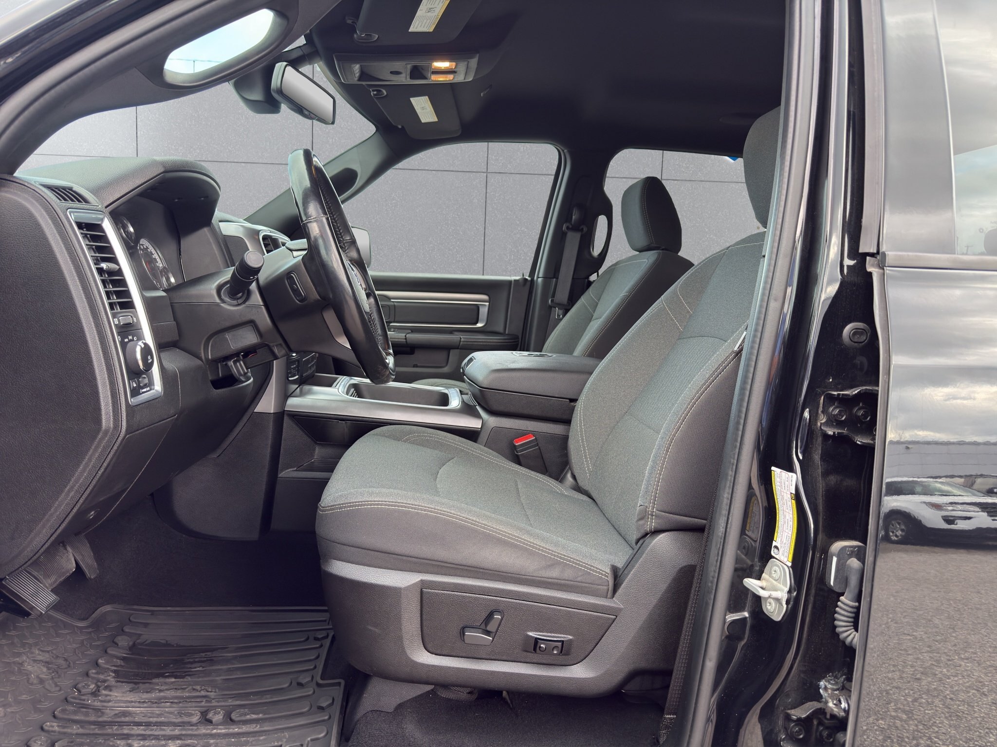 2022 RAM 1500 CLASSIC WARLOCK / $337.65 BIWEEKLY INCLUDING TAX / NAVIGATION / REMOTE START / HEATED STEERING WHEEL