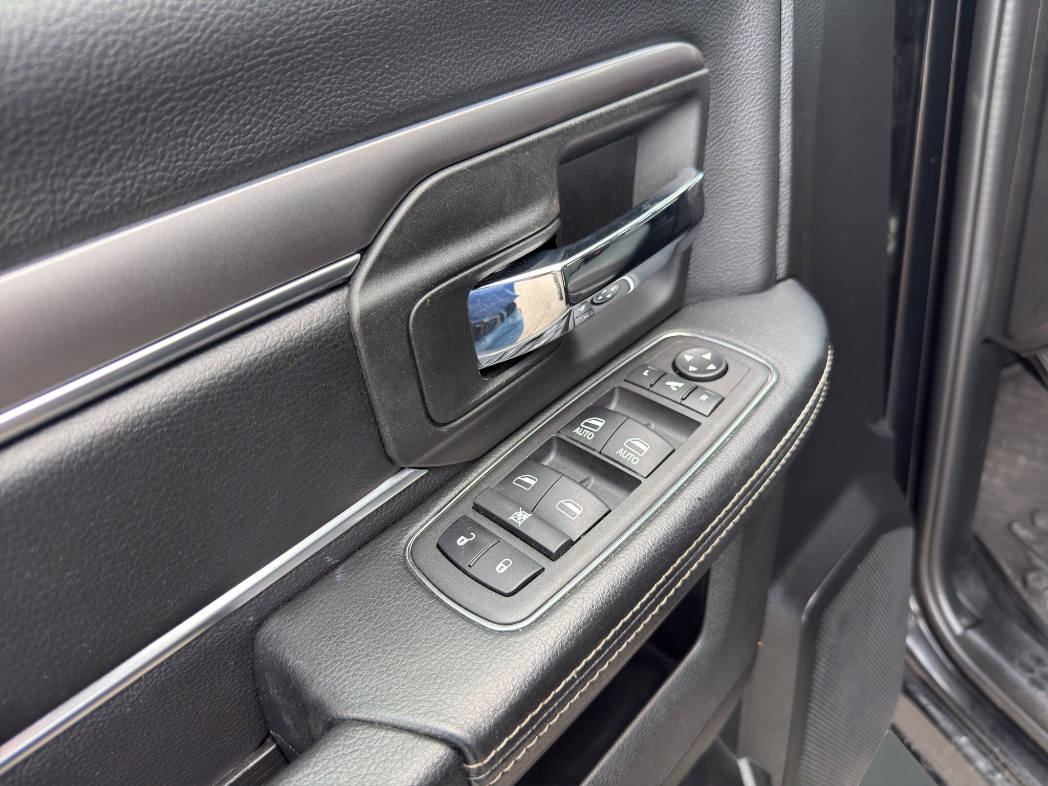 2022 RAM 1500 CLASSIC WARLOCK / $337.65 BIWEEKLY INCLUDING TAX / NAVIGATION / REMOTE START / HEATED STEERING WHEEL