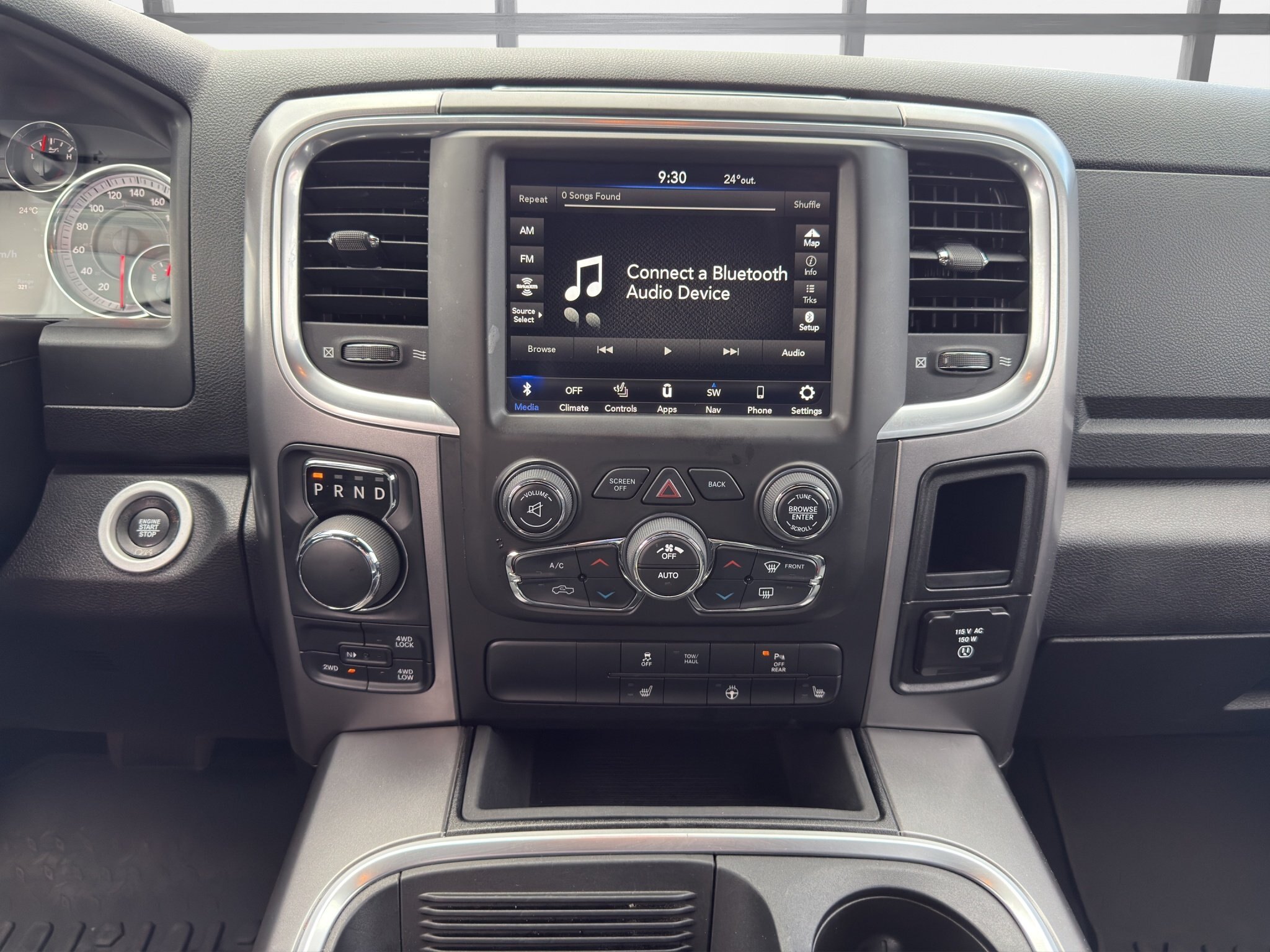 2022 RAM 1500 CLASSIC WARLOCK / $337.65 BIWEEKLY INCLUDING TAX / NAVIGATION / REMOTE START / HEATED STEERING WHEEL