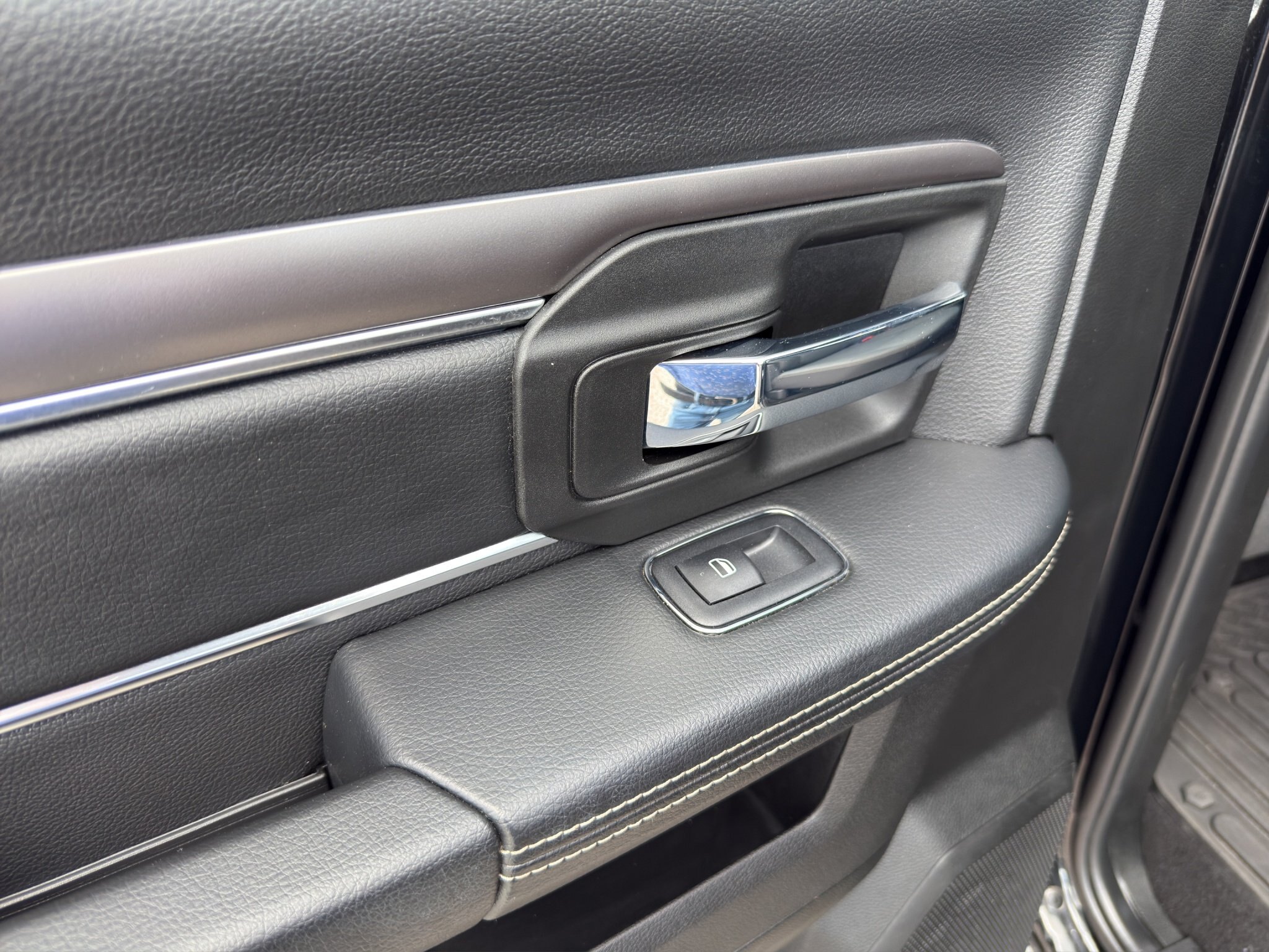 2022 RAM 1500 CLASSIC WARLOCK / $337.65 BIWEEKLY INCLUDING TAX / NAVIGATION / REMOTE START / HEATED STEERING WHEEL