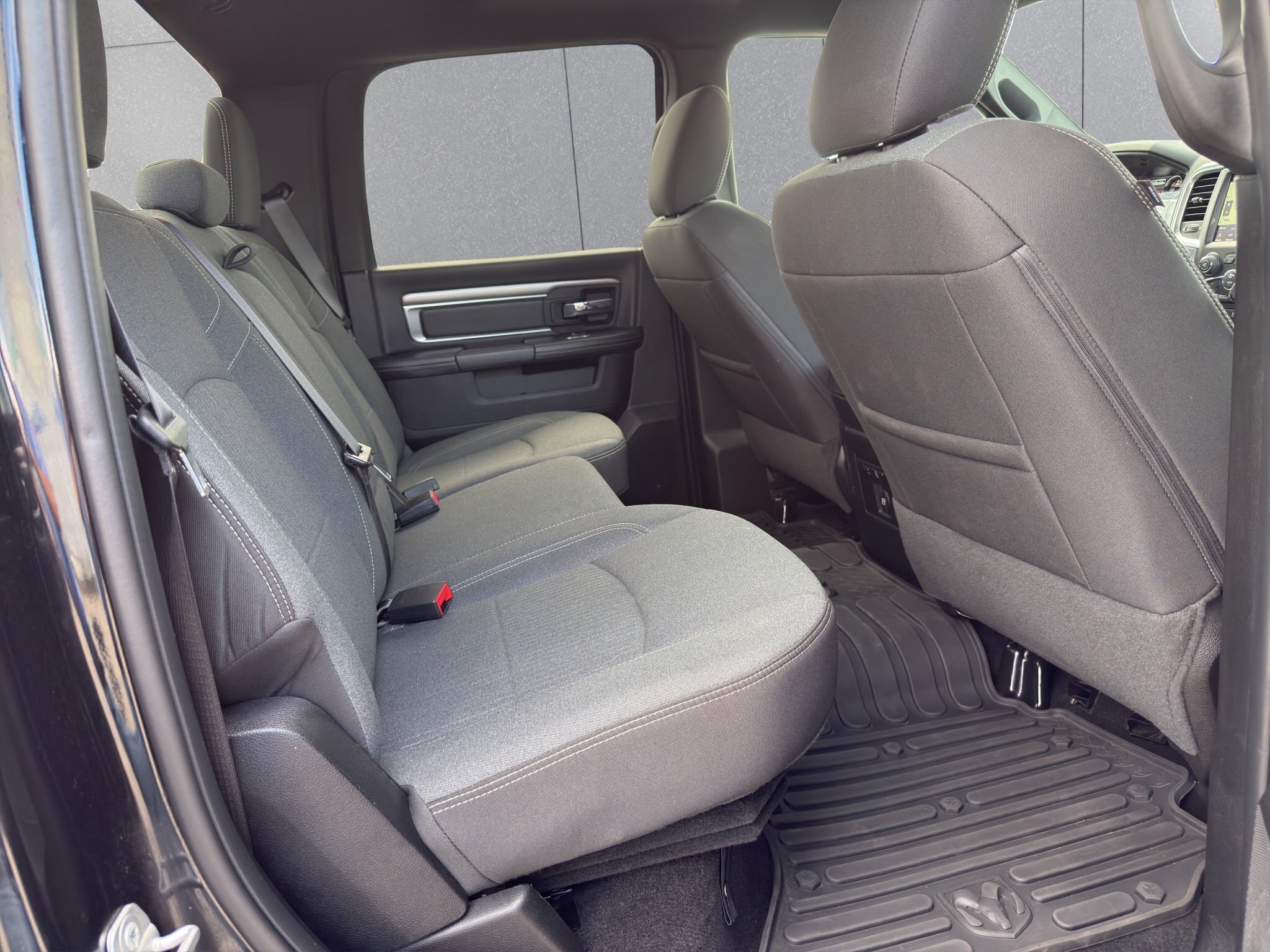 2022 RAM 1500 CLASSIC WARLOCK / $337.65 BIWEEKLY INCLUDING TAX / NAVIGATION / REMOTE START / HEATED STEERING WHEEL