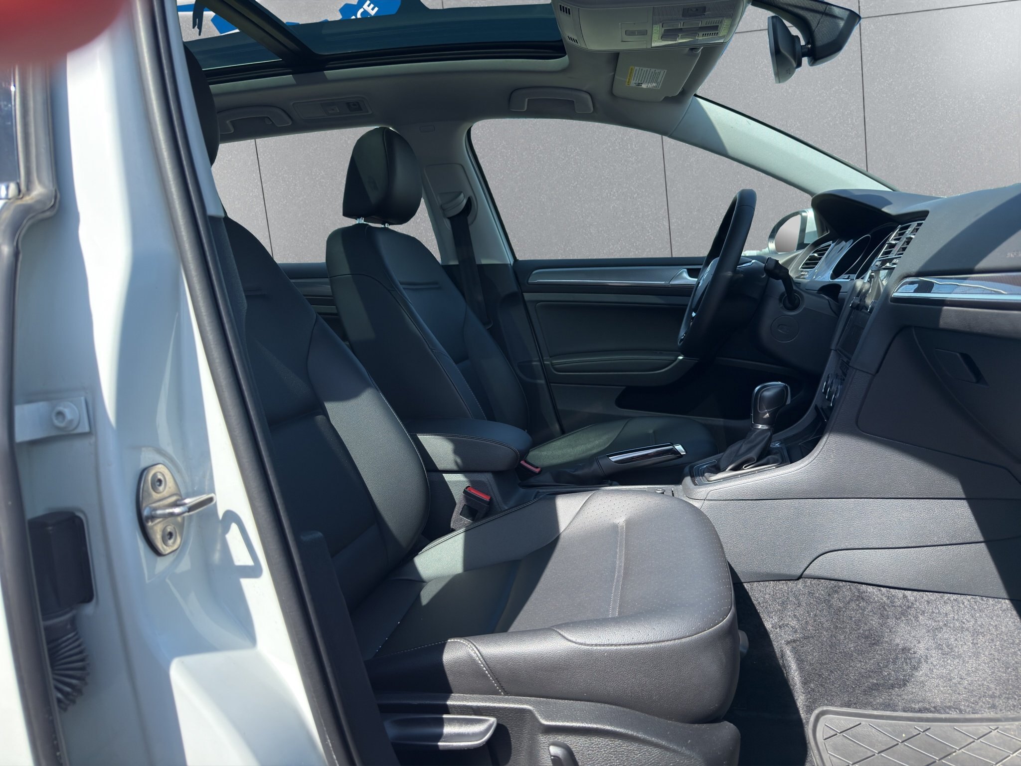 2019 VOLKSWAGEN GOLF ALLTRACK HIGHLINE 4MOTION DSG / $270.33 BIWEEKLY INCLUDING TAX / PANORAMIC SUNROOF / LEATHER INTERIOR