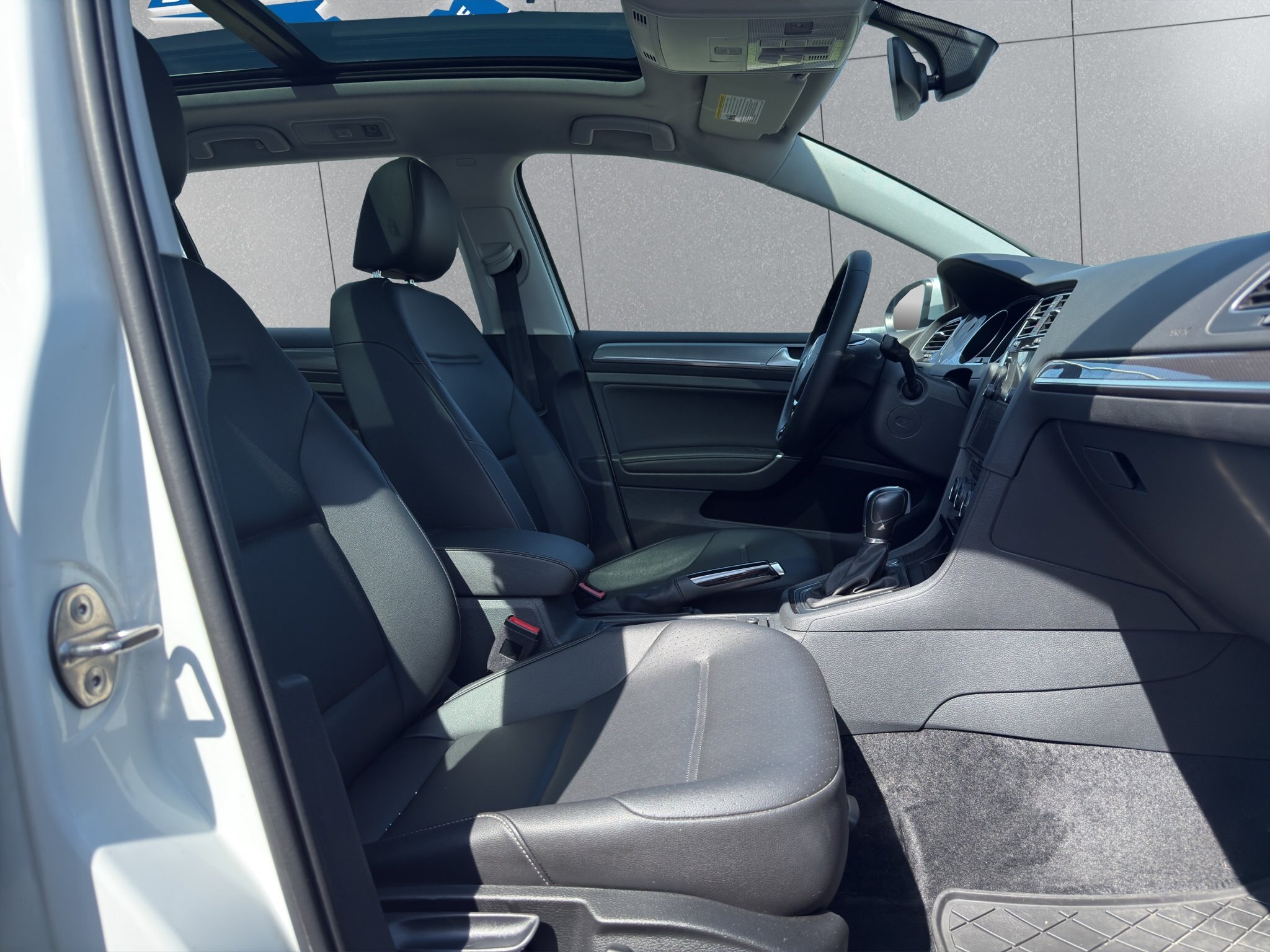 2019 VOLKSWAGEN GOLF ALLTRACK HIGHLINE 4MOTION DSG / $270.33 BIWEEKLY INCLUDING TAX / PANORAMIC SUNROOF / LEATHER INTERIOR