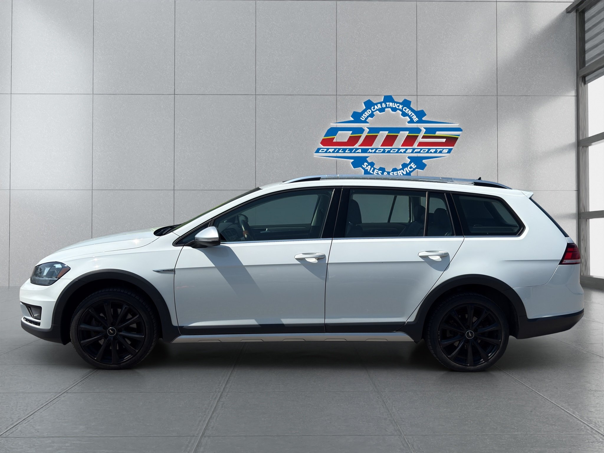 2019 VOLKSWAGEN GOLF ALLTRACK HIGHLINE 4MOTION DSG / $270.33 BIWEEKLY INCLUDING TAX / PANORAMIC SUNROOF / LEATHER INTERIOR