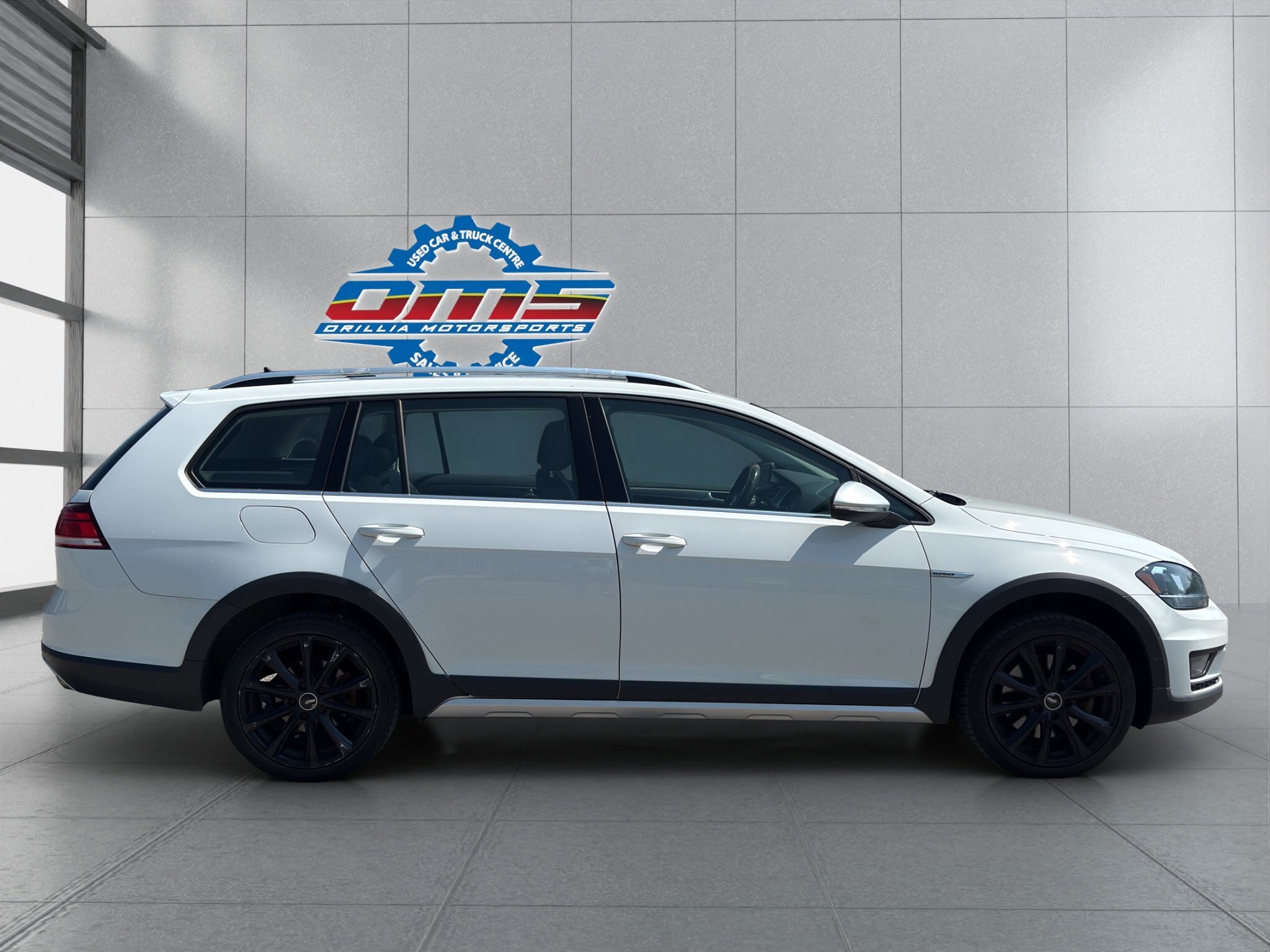 2019 VOLKSWAGEN GOLF ALLTRACK HIGHLINE 4MOTION DSG / $270.33 BIWEEKLY INCLUDING TAX / PANORAMIC SUNROOF / LEATHER INTERIOR