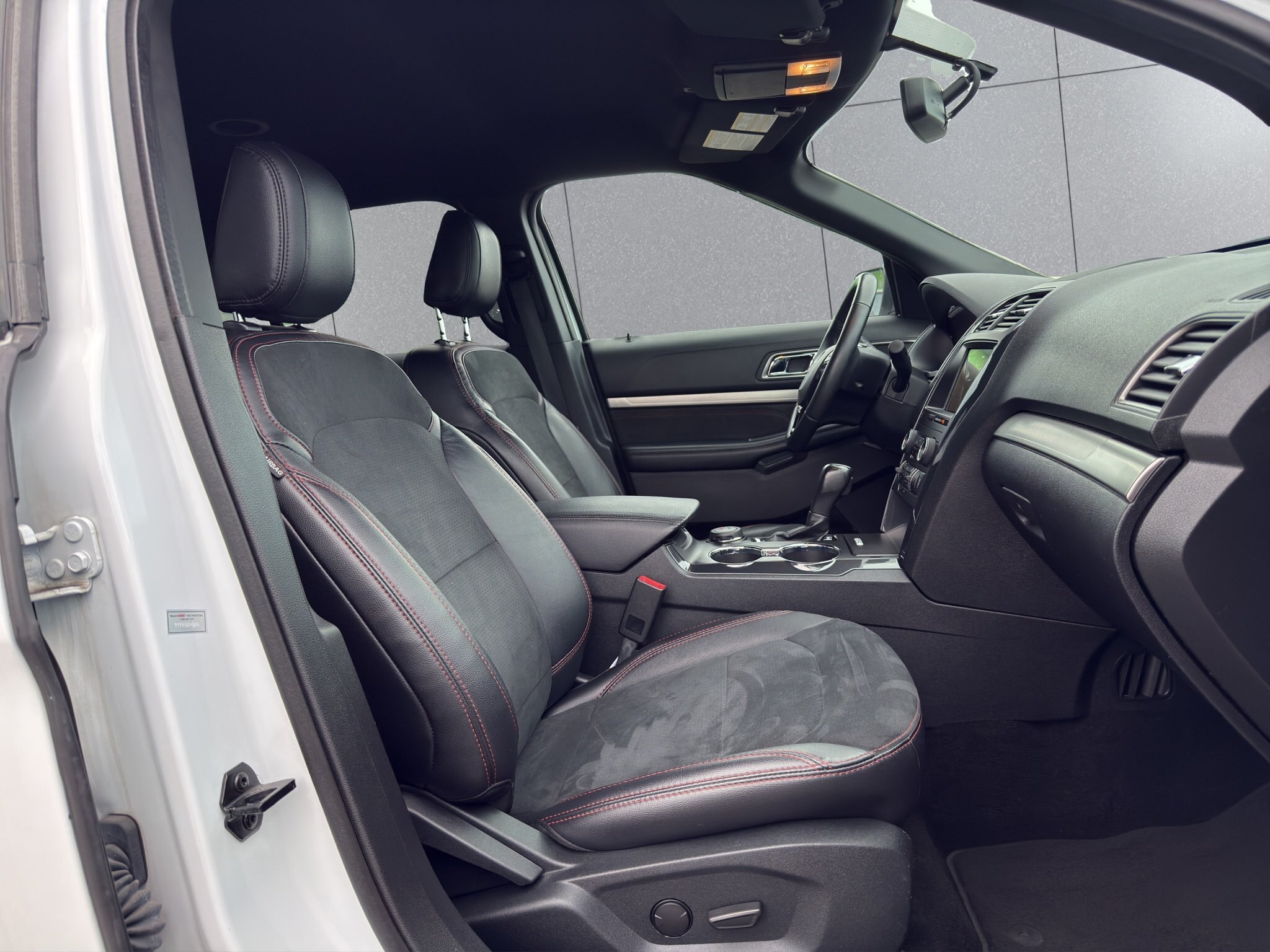 2019 FORD EXPLORER XLT / $259.84 BIWEEKLY INCLUDING TAX / 6 PASSENGER / NAVIGATION / REMOTE START