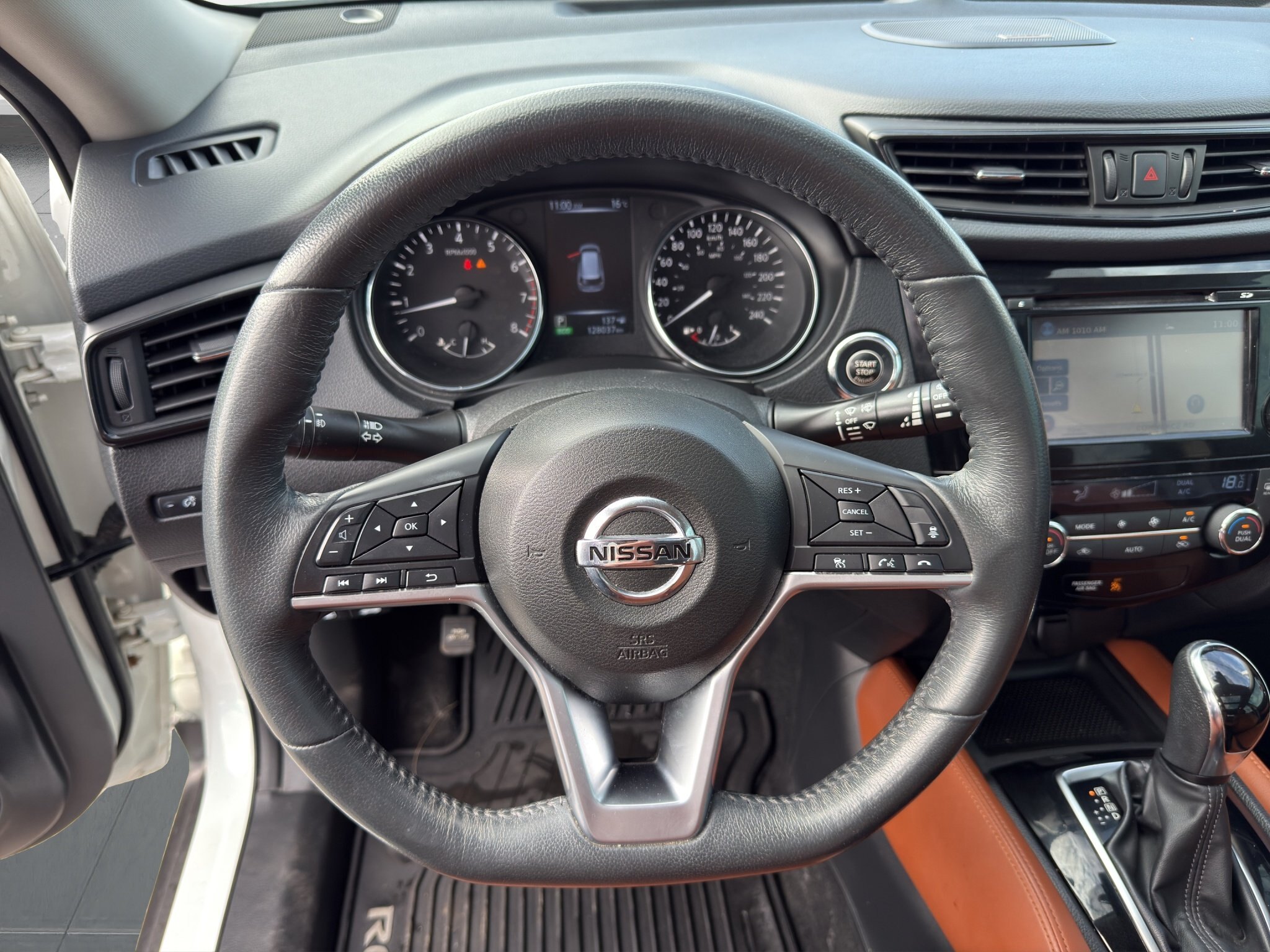 2017 NISSAN ROGUE SL / $272.85 BIWEEKLY INCLUDING TAX / NAVIGATION / PANORAMIC SUNROOF / HEATED STEERING WHEEL