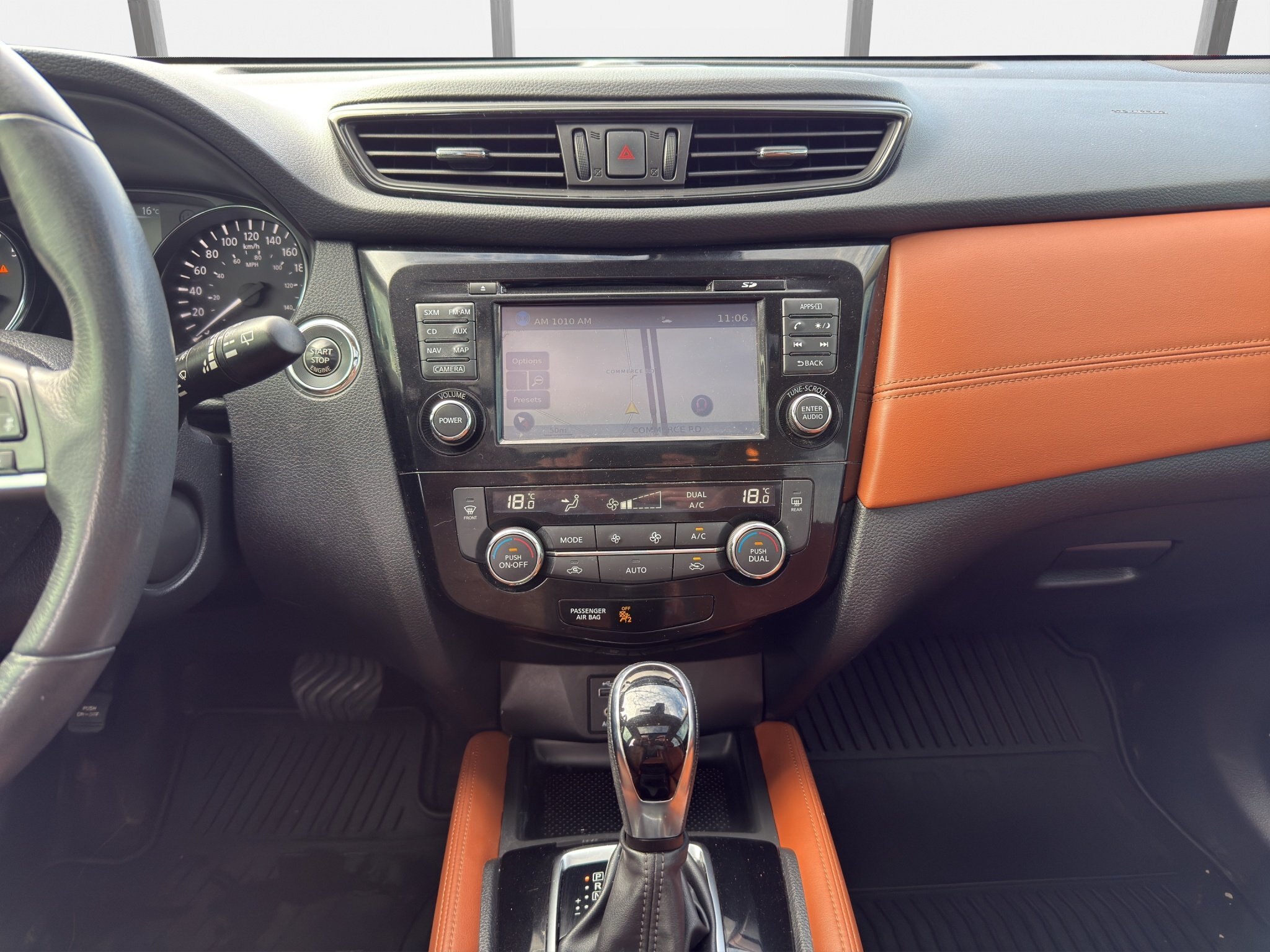 2017 NISSAN ROGUE SL / $272.85 BIWEEKLY INCLUDING TAX / NAVIGATION / PANORAMIC SUNROOF / HEATED STEERING WHEEL