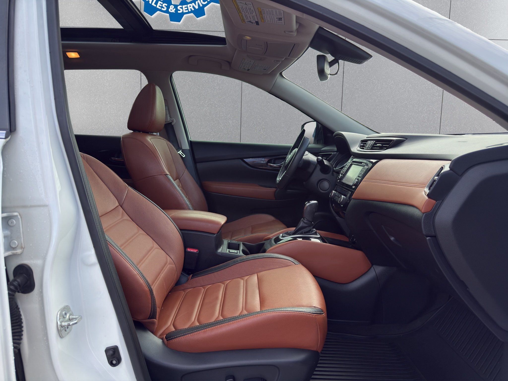 2017 NISSAN ROGUE SL / $272.85 BIWEEKLY INCLUDING TAX / NAVIGATION / PANORAMIC SUNROOF / HEATED STEERING WHEEL