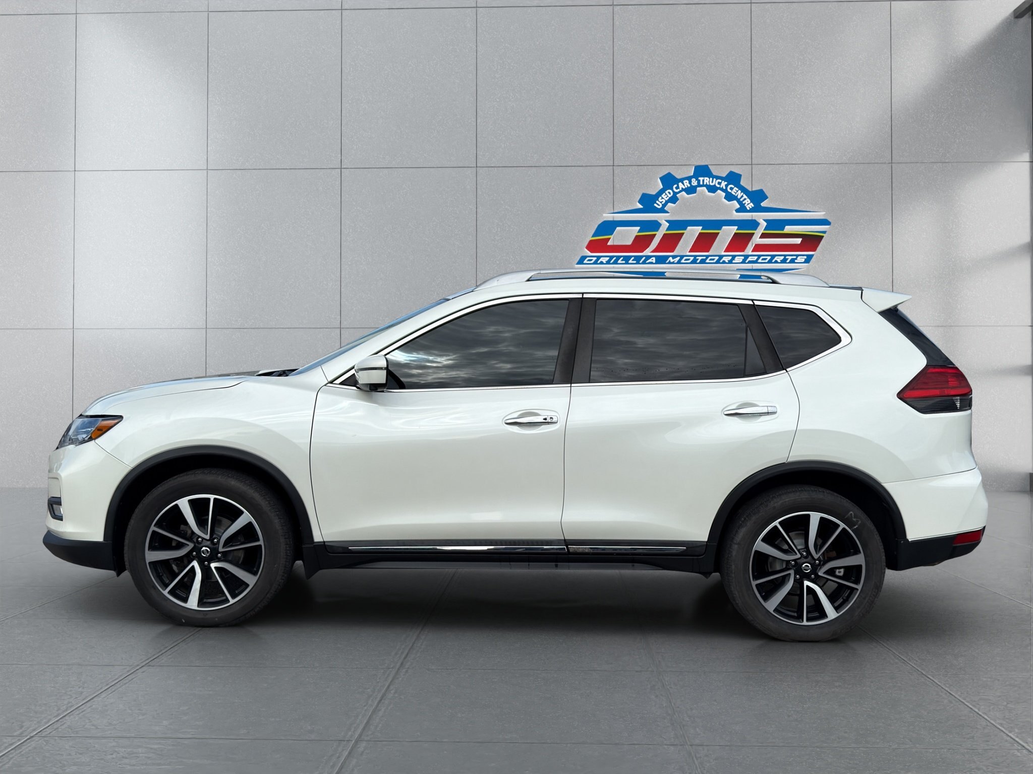 2017 NISSAN ROGUE SL / $272.85 BIWEEKLY INCLUDING TAX / NAVIGATION / PANORAMIC SUNROOF / HEATED STEERING WHEEL