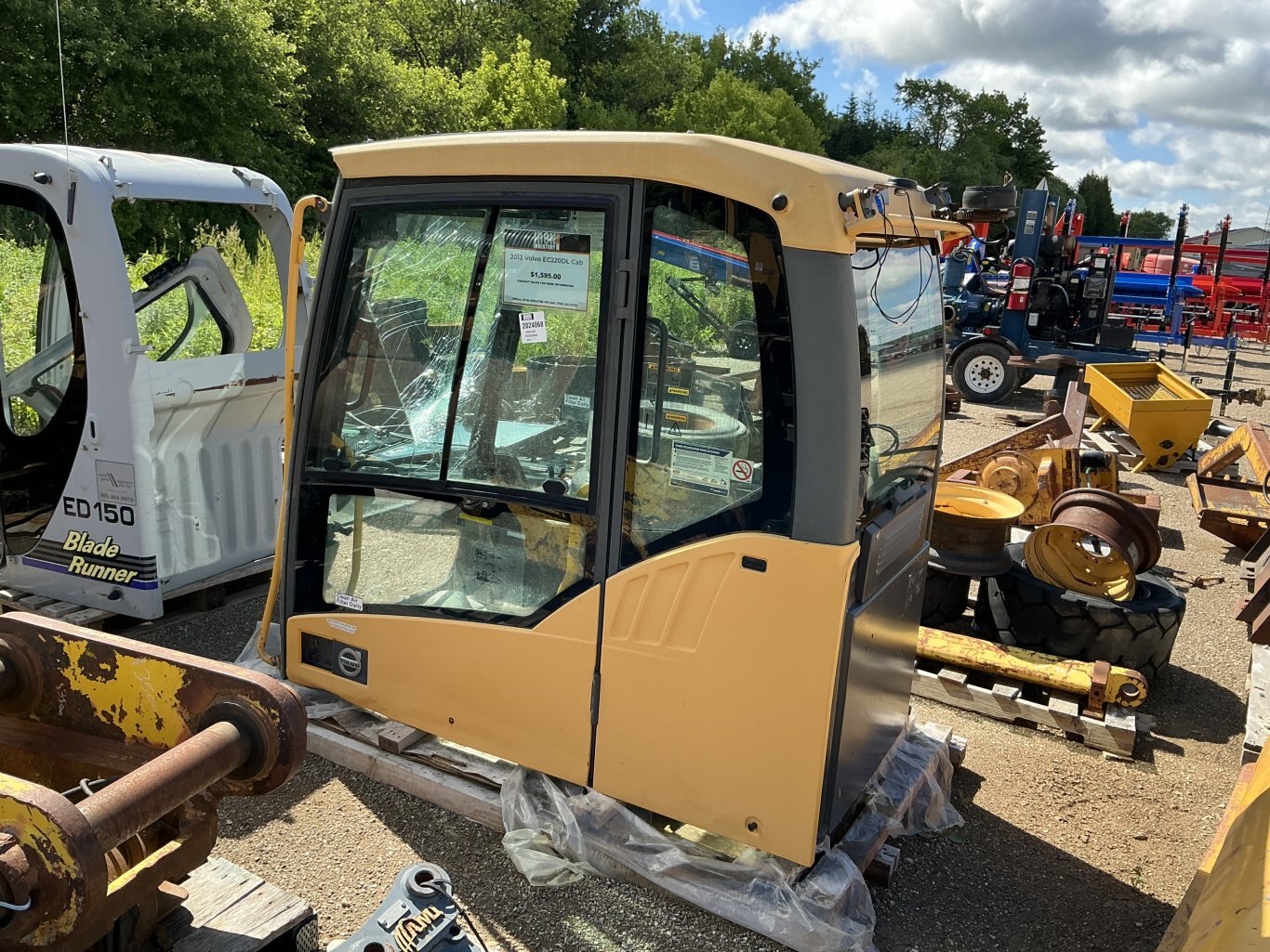 2012 Volvo EC220DL Cab