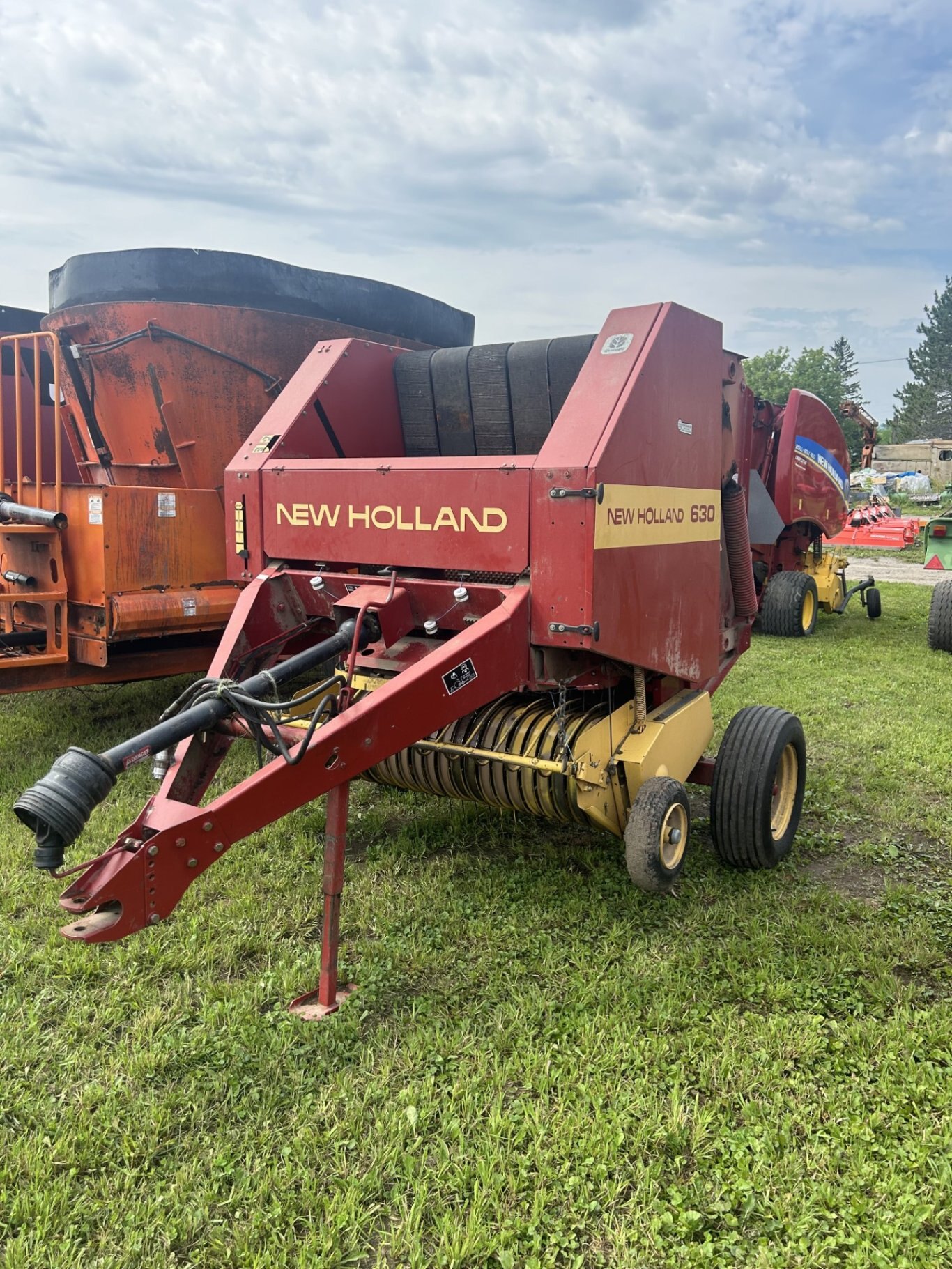 New Holland 630 Round Baler