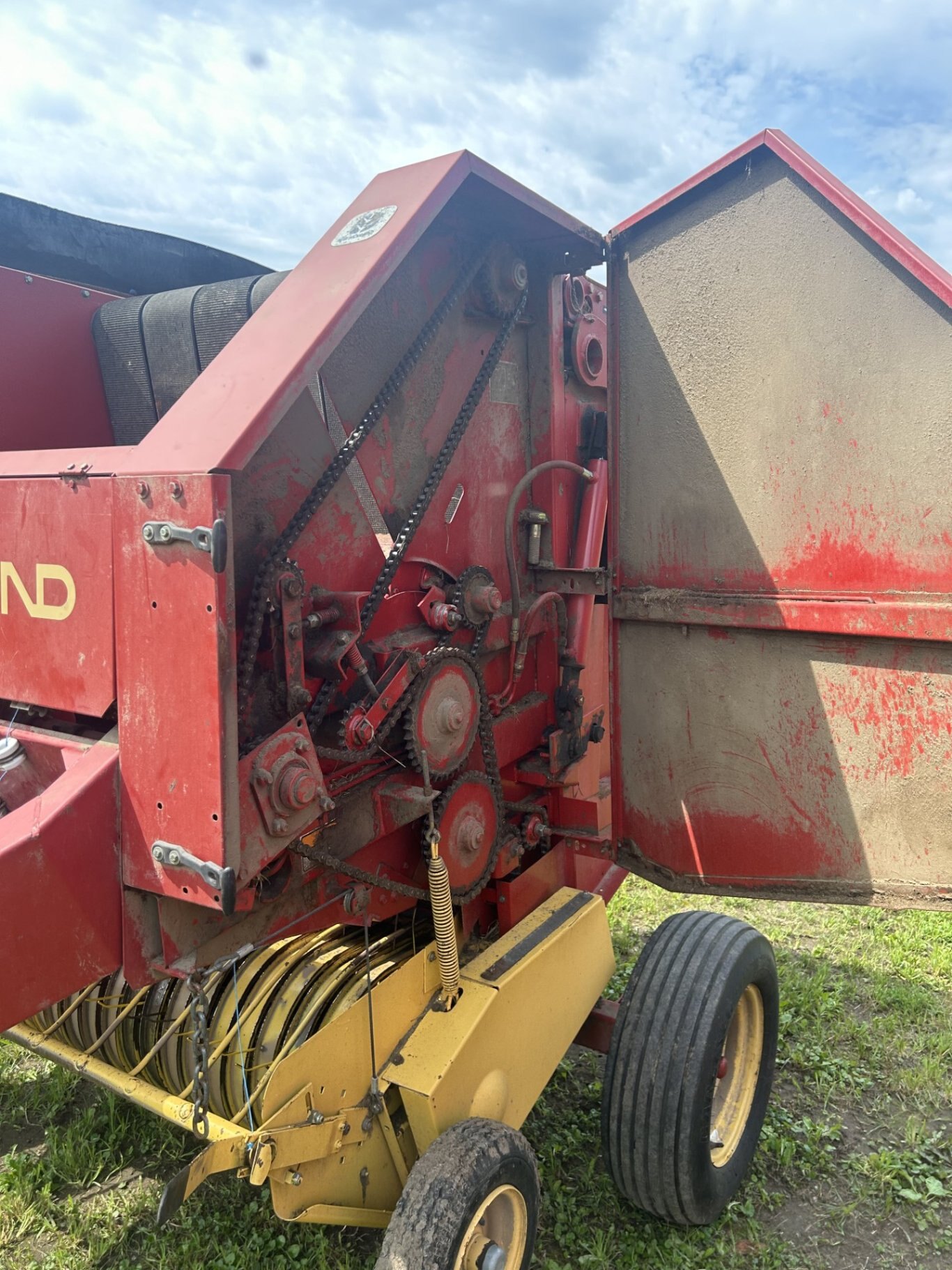 New Holland 630 Round Baler