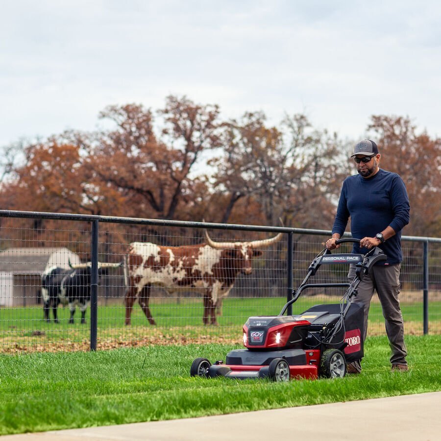 Toro 60V MAX* 30 in. (76 cm) eTimeMaster™ Personal Pace Auto Drive™ Lawn Mower w/ 10Ah + 5Ah + 2.5Ah Batteries