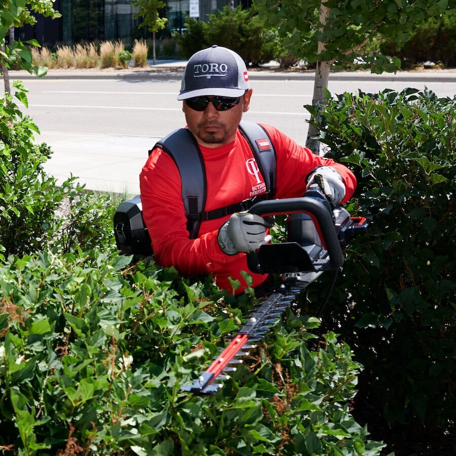 Toro 60V MAX* Revolution® 26 in. (66 cm) Brushless Hedge Trimmer Battery Not Included
