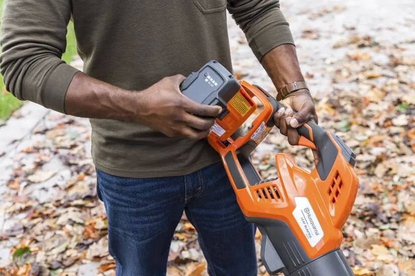 HUSQVARNA Leaf Blaster 350iB with battery and charger