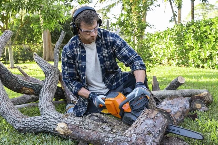 HUSQVARNA Power Axe 350i with battery charger