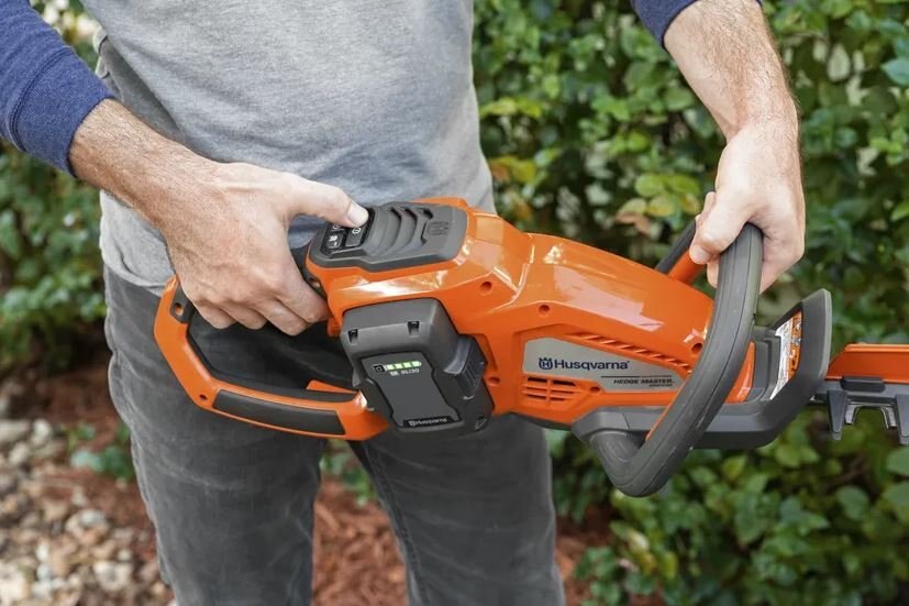 HUSQVARNA Hedge Master 320iHD60 with battery and charger