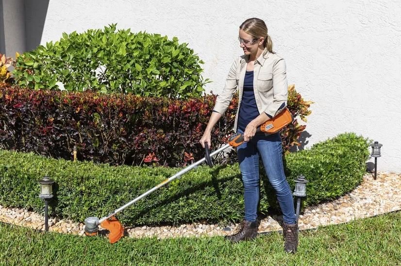 HUSQVARNA Weed Eater® 320iL without battery and charger