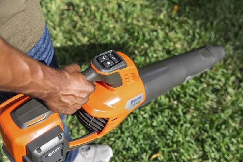 HUSQVARNA Leaf Blaster 350iB with battery and charger