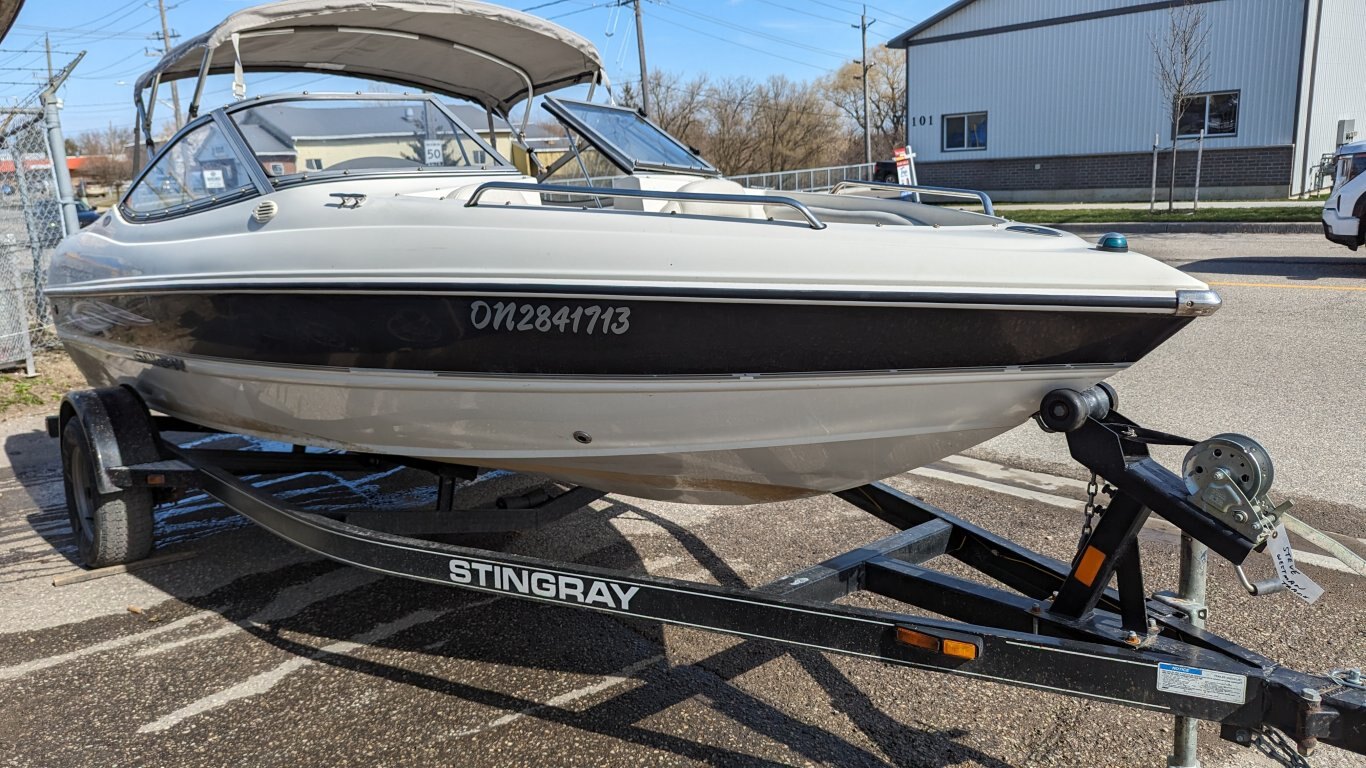 USED 2011 STINGRAY BOWRIDER