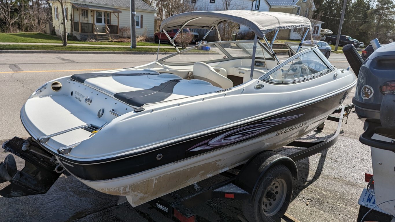 USED 2011 STINGRAY BOWRIDER