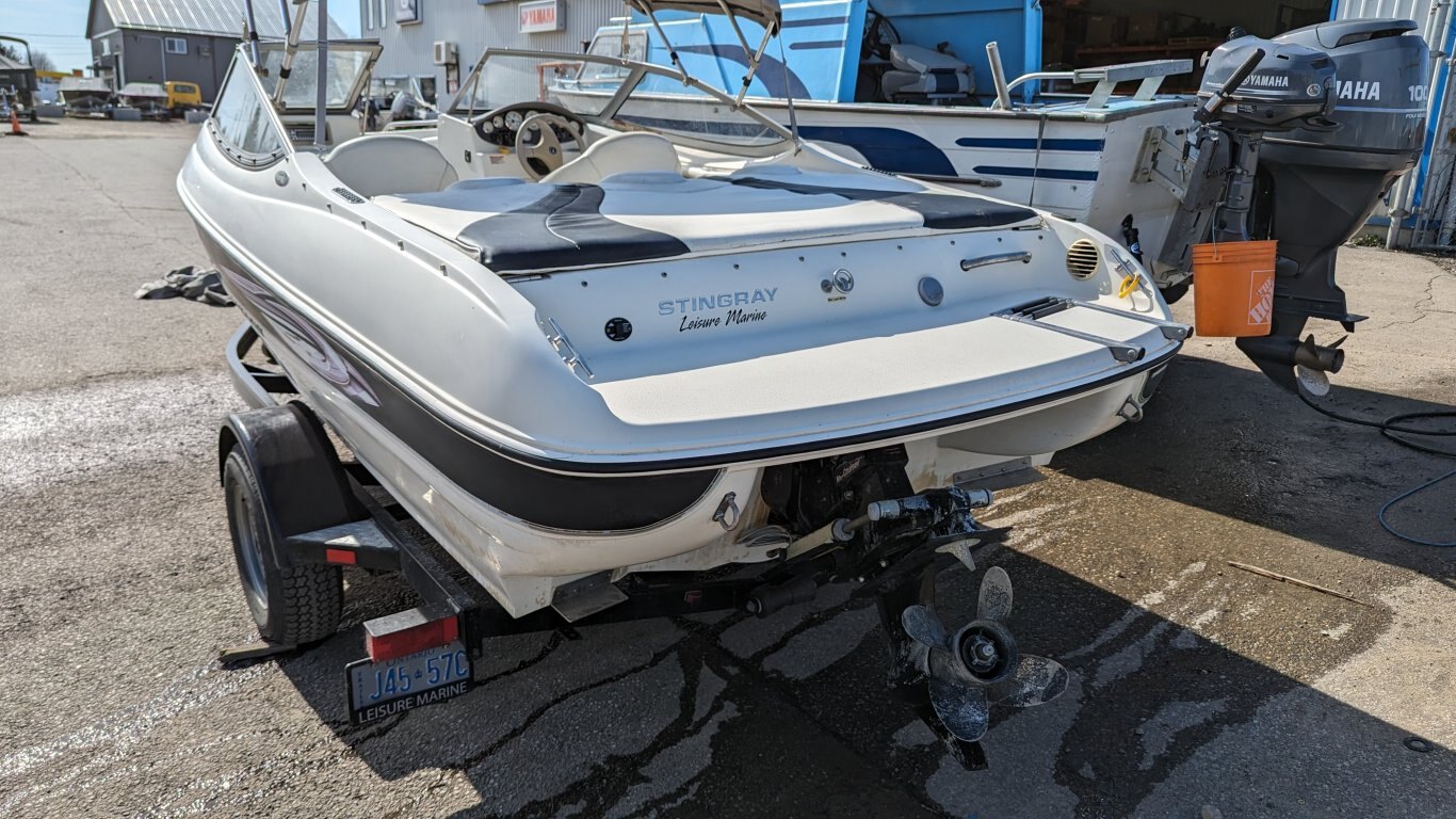 USED 2011 STINGRAY BOWRIDER