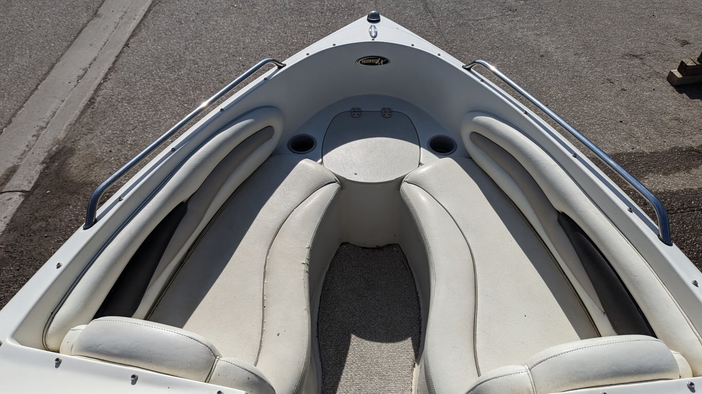 USED 2011 STINGRAY BOWRIDER