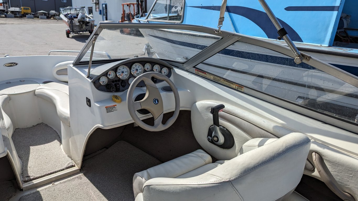 USED 2011 STINGRAY BOWRIDER