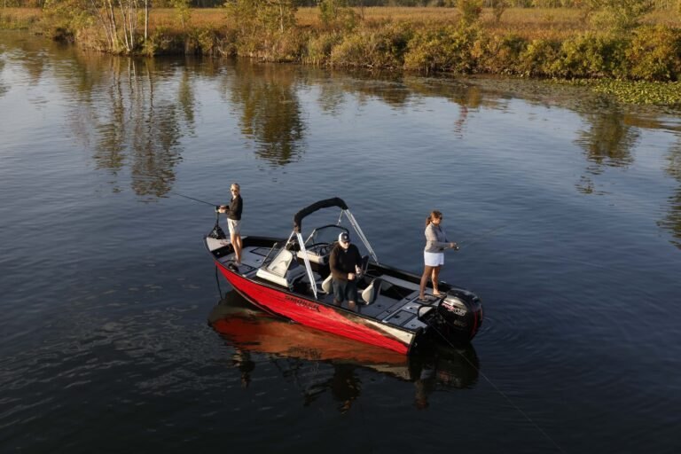 2026 Smoker Craft Adventurer 188 DC Red