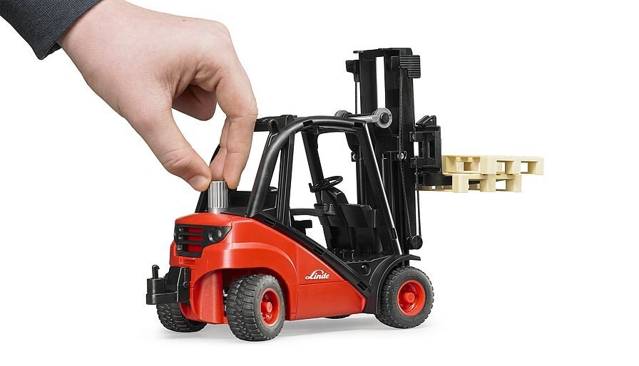 LINDE FORKLIFT WITH PALLETS