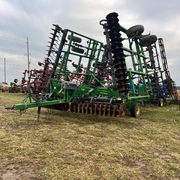 JOHN DEERE 726 CULTIVATOR