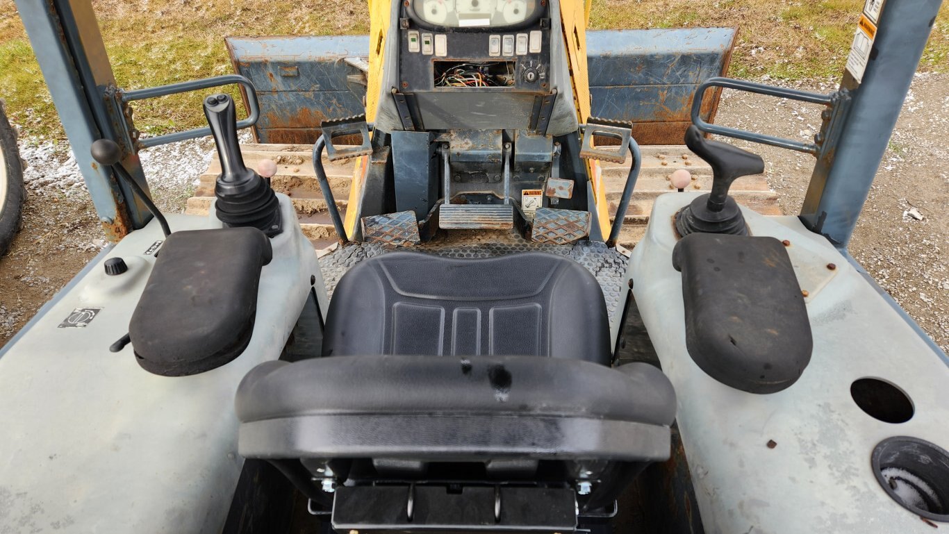 2005 New Holland DC85