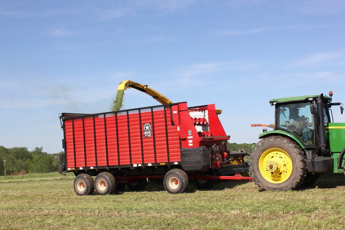 Meyer Manufacturing RT200 Front & Rear Unload Forage Box