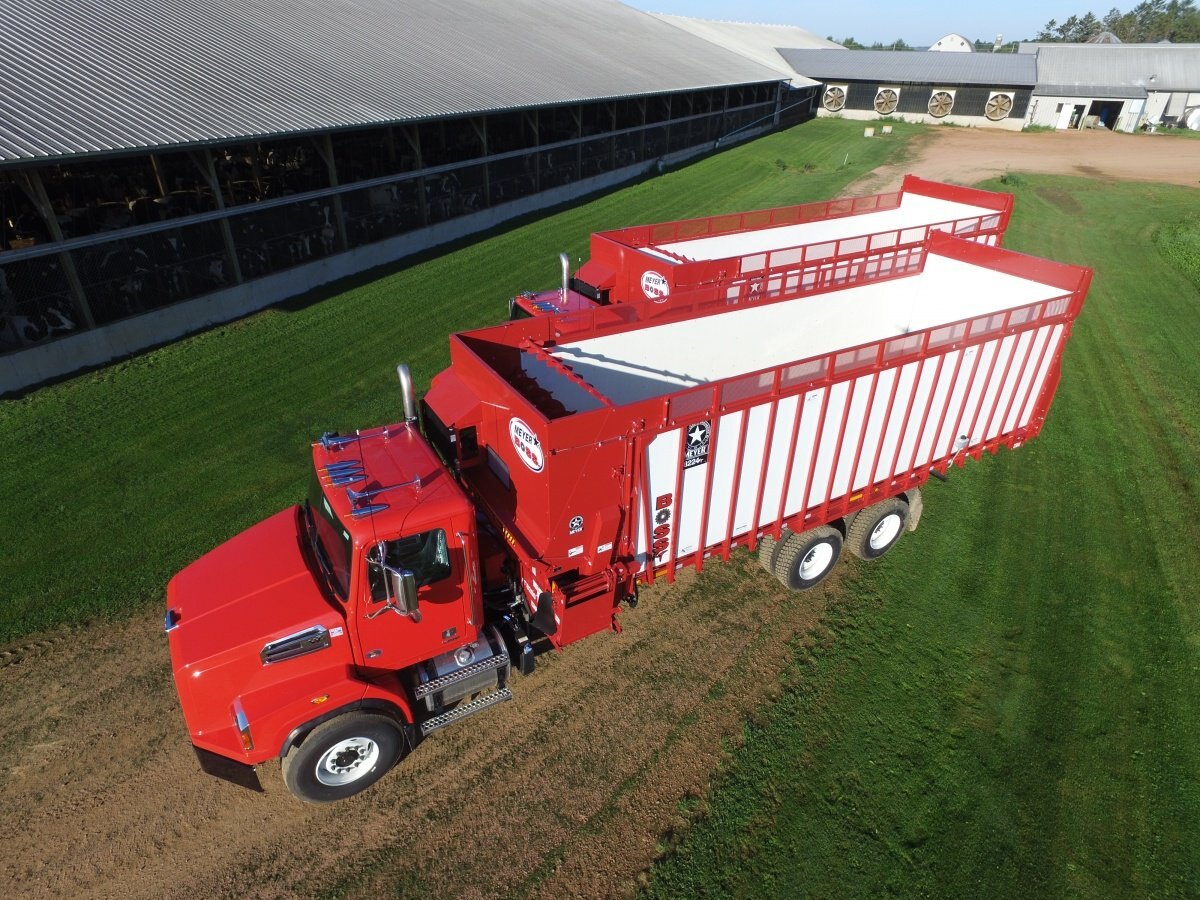 Meyer Manufacturing 8200 BOSS RT Front & Rear Unload Forage Box
