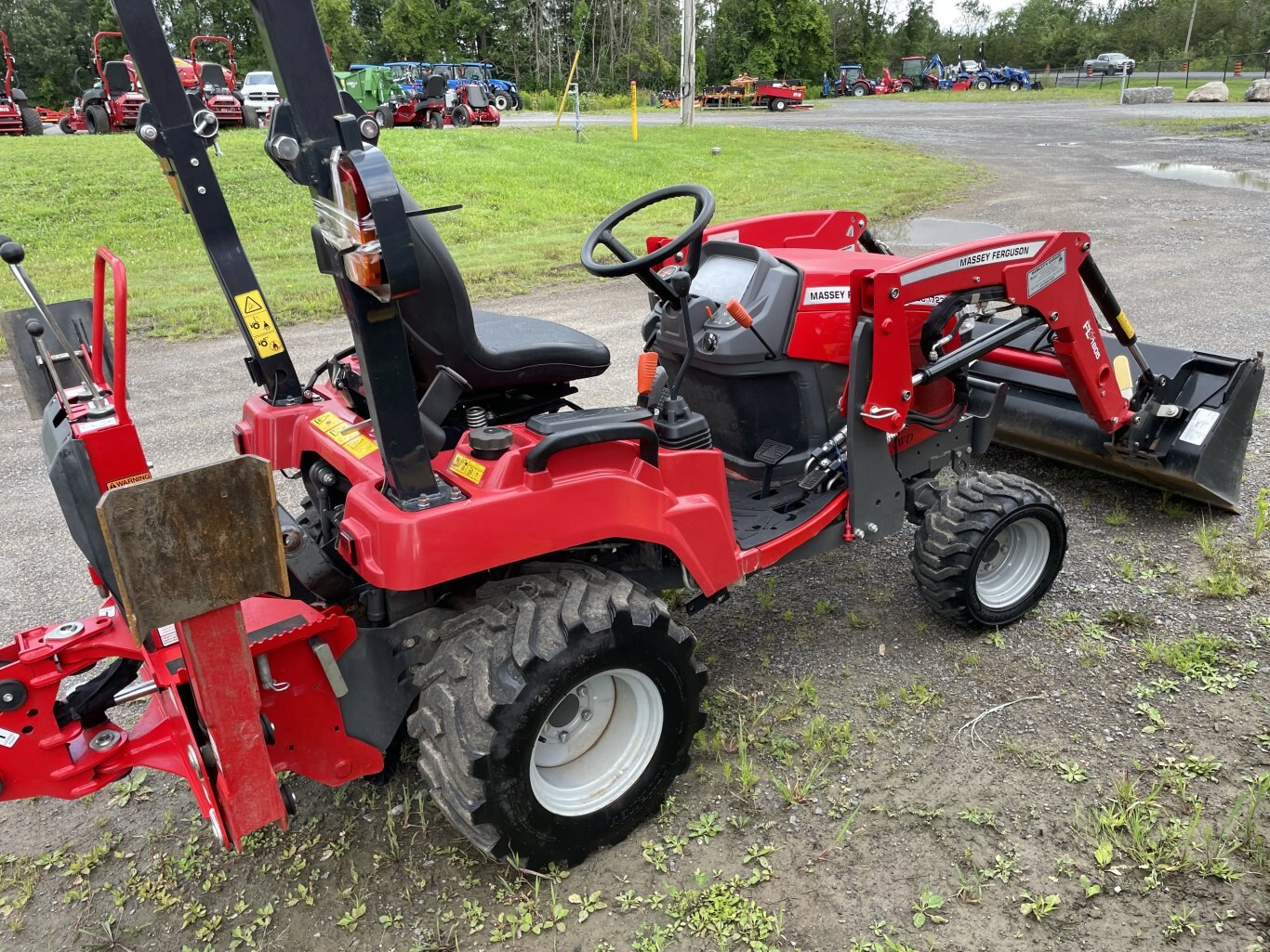 2021 Massey Ferguson GC1723E