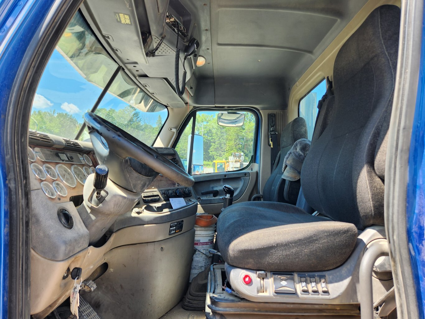 2007 Freightliner Cascadia Day Cab Transport Truck