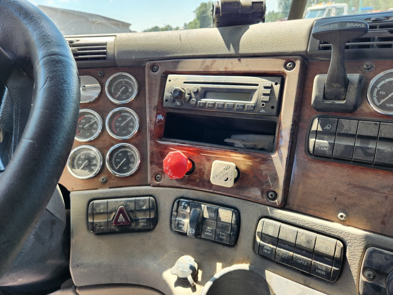 2007 Freightliner Cascadia Day Cab Transport Truck