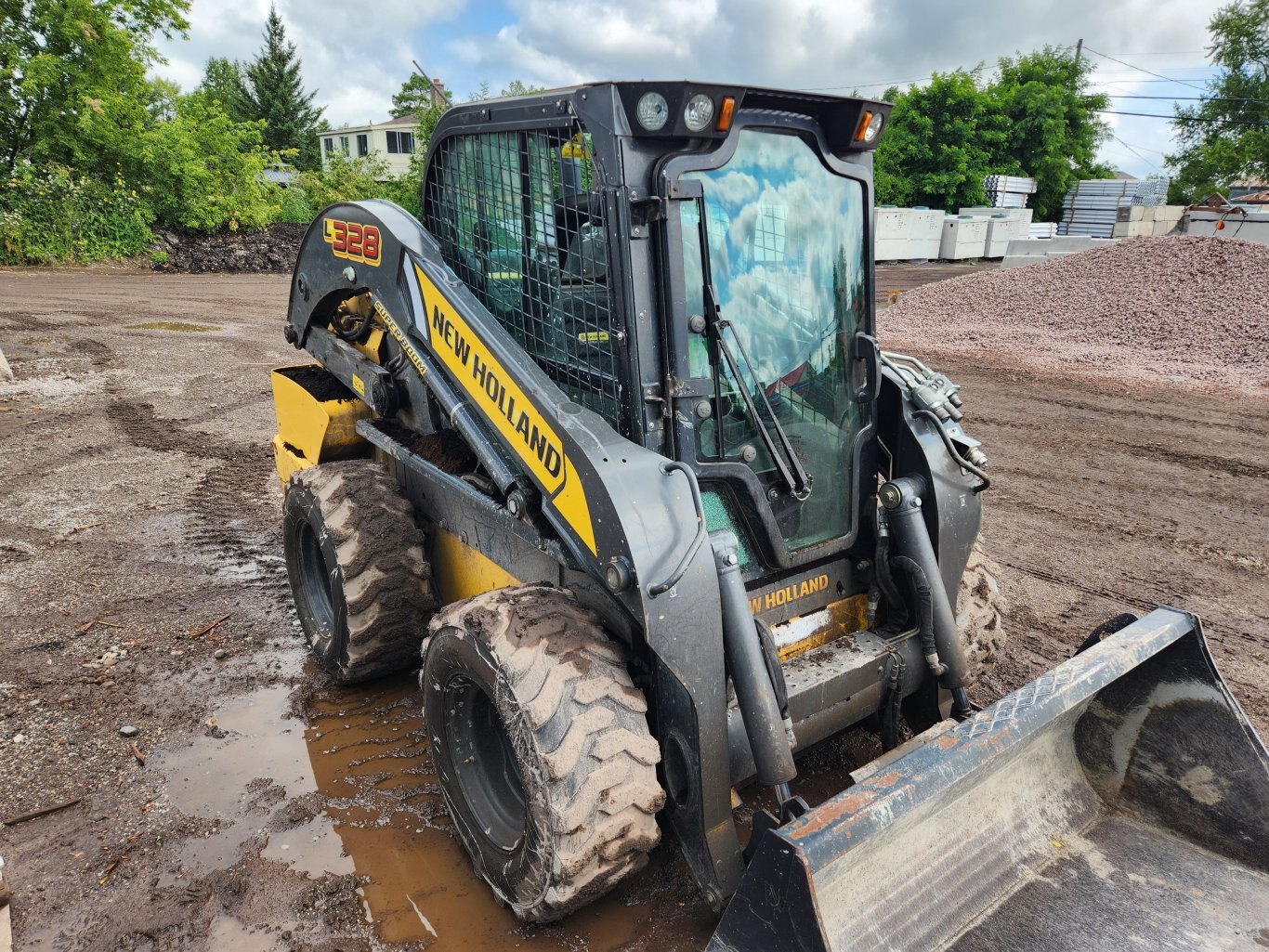 2021 New Holland L328 skid steer