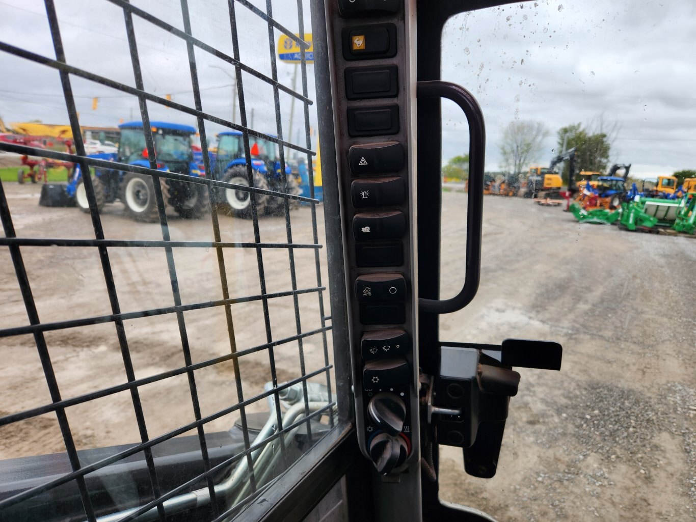 2021 New Holland L328 skid steer