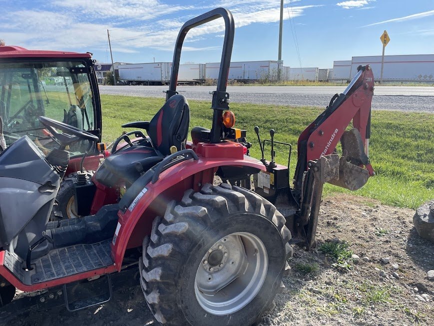 2021 Mahindra 1626 compact tractor loader backhoe