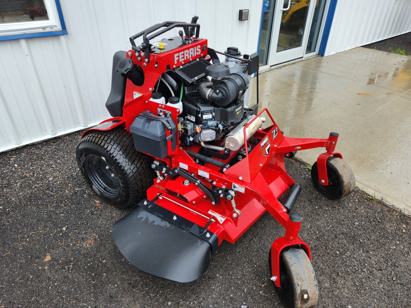 NEW Ferris SRSZ2 commercial stand on mower