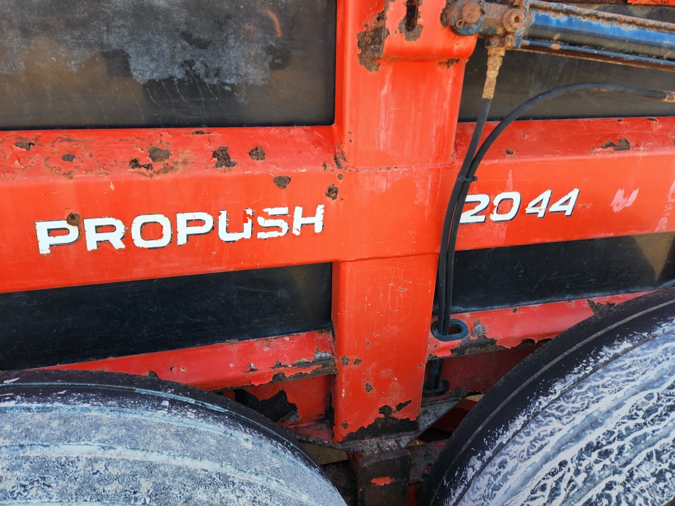 Kuhn Knight ProPush 2044 vertical beater manure spreader