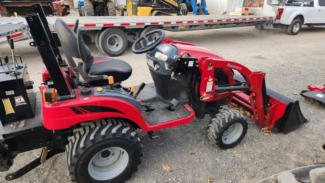 2019 Mahindra eMax 20S tractor loader backhoe