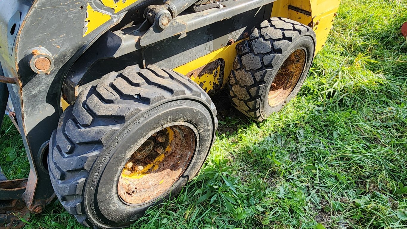 2017 New Holland L218 skidsteer