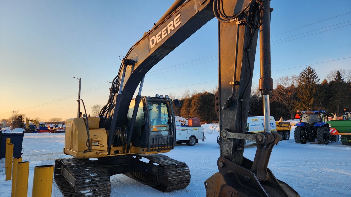 2012 Deere 225D LC excavator