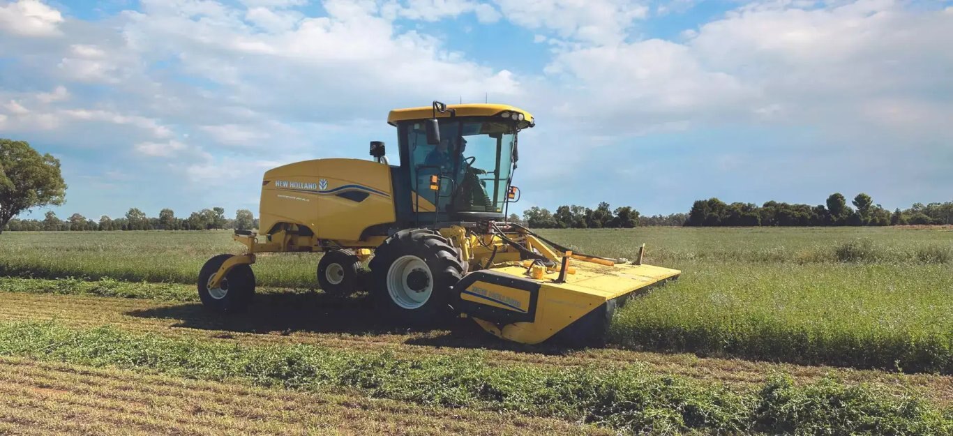 New Holland Speedrower® PLUS Self Propelled Windrowers Speedrower® 260 PLUS