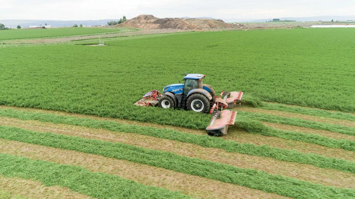 New Holland MegaCutter™ Triple Disc Mowers and Mower Conditioners 533 Rear Mounted Disc Mower Conditioner